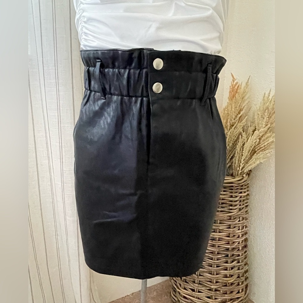 Iris Size Medium Black Ruffle Paperbag Waist Skirt